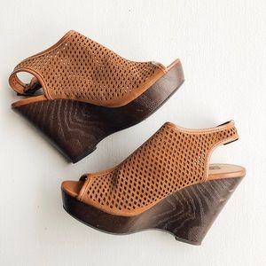 Camel Wedge